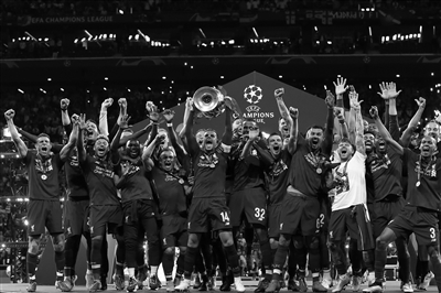 哈兰德晒合照被发现鼓舞士气口号：我们不是弱者，我们是曼城